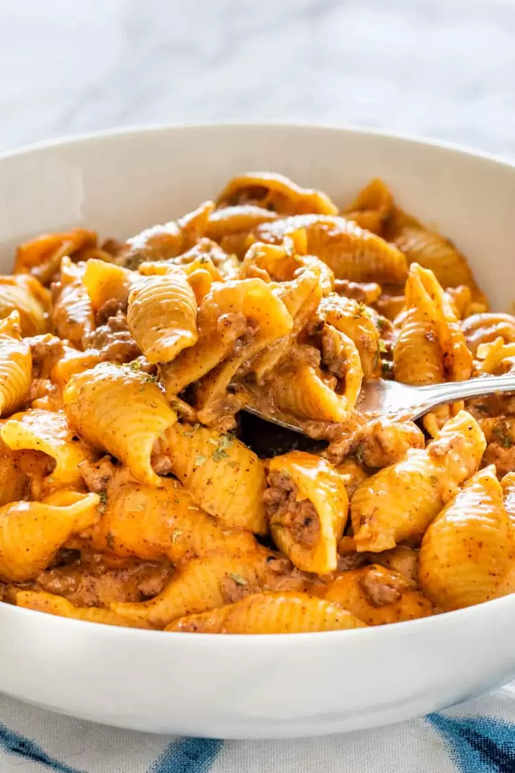 This Cheeseburger Hamburger Helper is a classic comfort food, but homemade and tastes way better. Forget the boxed version and make your own with just a few ingredients and ready in only 30 minutes. #hamburgerhelper #30minutemeals Cheeseburger Hamburger Helper