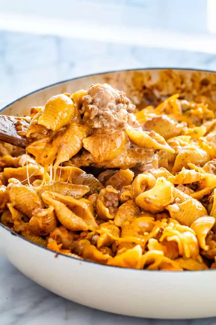 This Cheeseburger Hamburger Helper is a classic comfort food, but homemade and tastes way better. Forget the boxed version and make your own with just a few ingredients and ready in only 30 minutes. #hamburgerhelper #30minutemeals Cheeseburger Hamburger Helper