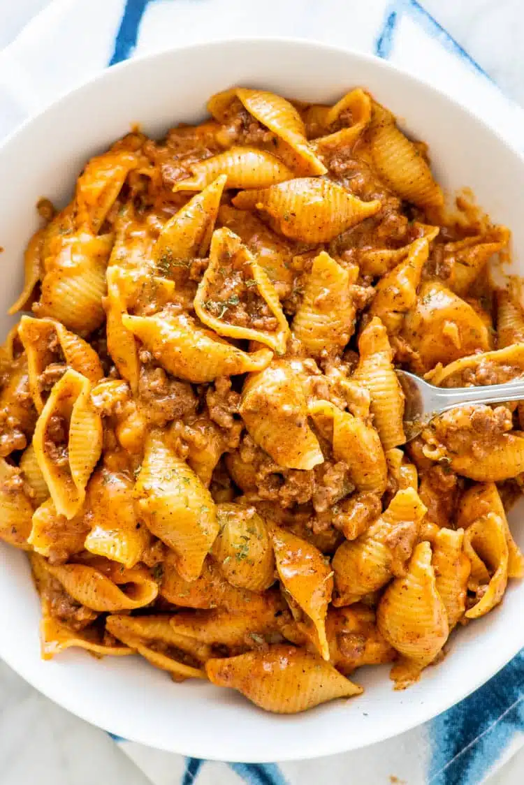 This Cheeseburger Hamburger Helper is a classic comfort food, but homemade and tastes way better. Forget the boxed version and make your own with just a few ingredients and ready in only 30 minutes. #hamburgerhelper #30minutemeals Cheeseburger Hamburger Helper