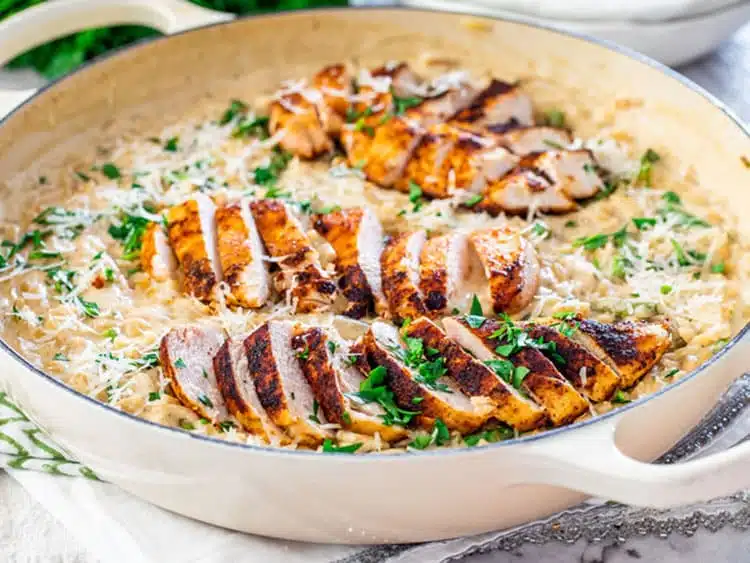 Quick and delicious Creamy Parmesan Orzo with Chicken and Asparagus that can be on your dinner table in only 30 minutes! Cheesy, creamy, delicious goodness! #parmesanorzo #chicken #30minutemeals Creamy Parmesan Orzo with Chicken and Asparagus