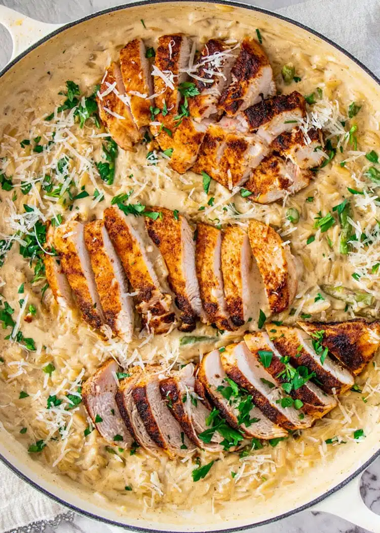 Quick and delicious Creamy Parmesan Orzo with Chicken and Asparagus that can be on your dinner table in only 30 minutes! Cheesy, creamy, delicious goodness! #parmesanorzo #chicken #30minutemeals Creamy Parmesan Orzo with Chicken and Asparagus