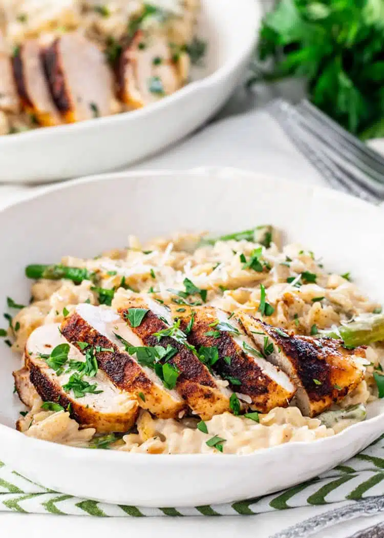 Quick and delicious Creamy Parmesan Orzo with Chicken and Asparagus that can be on your dinner table in only 30 minutes! Cheesy, creamy, delicious goodness! #parmesanorzo #chicken #30minutemeals Creamy Parmesan Orzo with Chicken and Asparagus